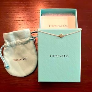 Bracelet in sterling silver with a green aventurine cabochon. 7" long.